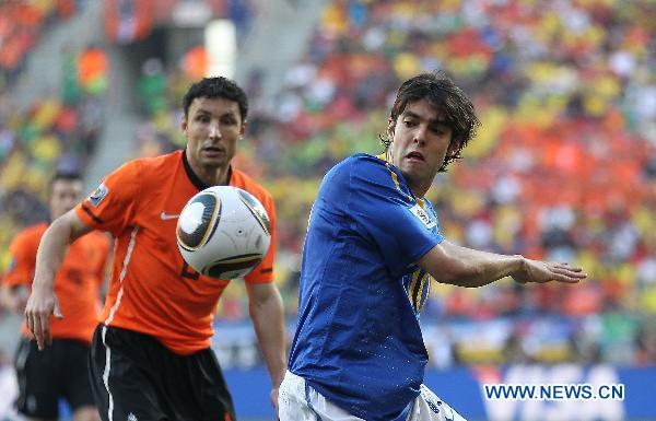 Brazil's Kaka (R) vies with Mark Van Bommel of the Netherlands during the 2010 World Cup round of 8 soccer match at Nelson Mandela Bay stadium in Port Elizabeth,South Africa, on July 2, 2010.(