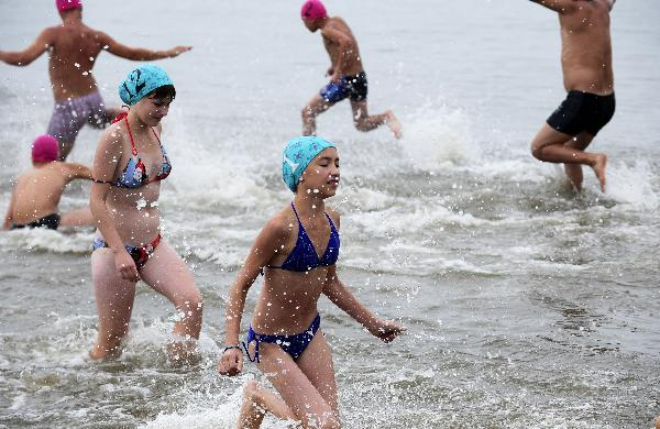 Members of the Russian summer camp to China have fun in the sea in Dalian, northeast China's Liaoning Province, Aug. 4, 2010. Some 300 Russian students arrived in Dalian Wednesday for a four-day tour as part of the ten-day summer camp to China invited by Chinese President Hu Jintao. 