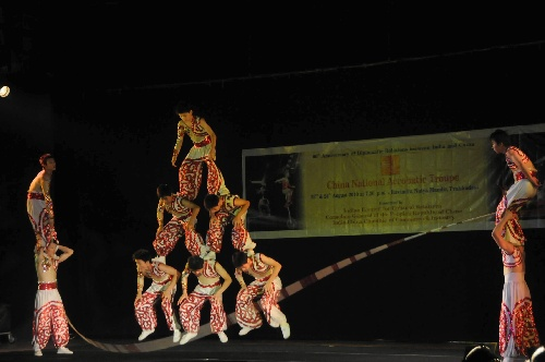 An acrobatic show mixed with modern stage arts by 20 members of China National Acrobatic Troope (CNAT) received thunderous applause from nearly 1,000 audience crowded inside an auditorium in Mumbai on August 23, 2010. [Xinhua photo]