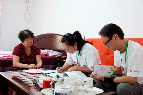 Jiang Jie (M) and Wang Lin (R), enumerators in Chaoyang district, take census information at a resident’s house in Hujialou sub-district in Chaoyang district of Beijing, Aug 23, 2010. [Photo by Quan Li/chinadaily.com.cn]