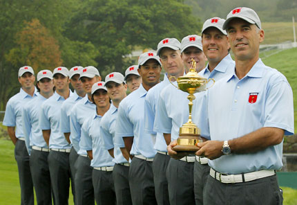 US captain Corey Pavin holds the Ryder Cup as he poses with his team ahead of the 2010 Ryder Cup at Celtic Manor in Newport, south Wales, yesterday.[Shanghai Daily via Agencies]