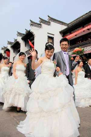 Couples take part in a group wedding in Huangshan, East China's Anhui province on Oct 10, 2010. [Photo/Xinhua] 