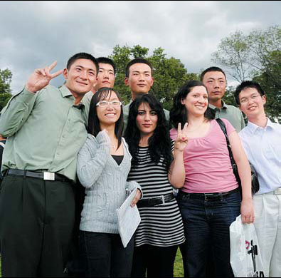 Members of the PLA honor guard pose with college students in Mexico City. 
