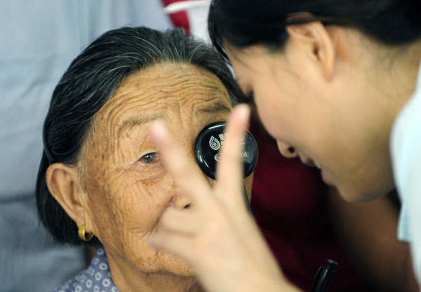 A woman with a cataract receives a checkup in Nanjing, East China's Jiangsu province on Sept 9. The Nanjing Charity Federation is cooperating with a local ophthalmology hospital to offer free surgeries to poor senior patients. [Wang Chengbing / For China Daily]