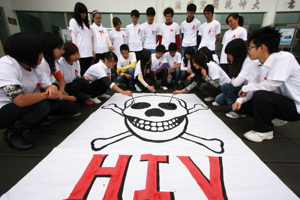 Students of Chongqing Creation Vocational College draw a poster for HIV/AIDS prevention on Wednesday, World AIDS Day. 