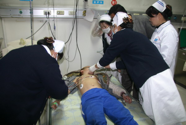 A student receives treatment at a hospital in Aksu, Xinjiang Uygur autonomous region, on Nov 29 after he was injured in a stampede at a local primary school. [Photo/Xinhua]