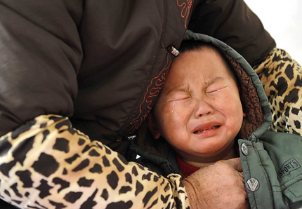  A child who has been diagnosed as having excessive amounts of lead in his blood cries as he receives medical treatment yesterday at a hospital in Hefei, capital of Anhui Province in east China.