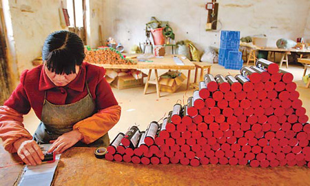 A worker assembles fireworks at a workshop in Liuyang, Hunan province, in this file photo taken on Dec 10, 2010. 
