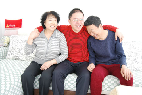 Xu Gang hugs the parents of Lu Kai, a close friend who died in an accident in 2003. 