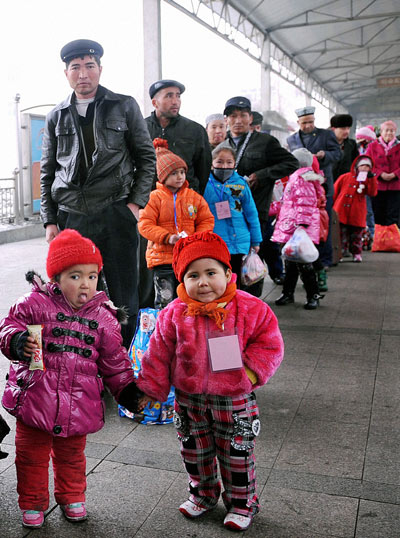 Along with their parents, children with congenital heart disease in Xinjiang get ready on Monday to board a train to Beijing, where they will receive free surgery. 