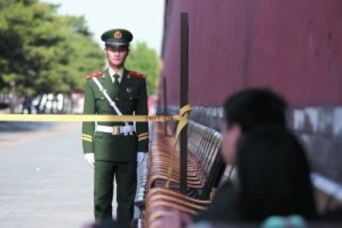 A soldier stands guard at the scene of the crime outside the exhibition hall at Palace Museum in downtown Beijing, May 10, 2011. [Photo/The Beijing News]