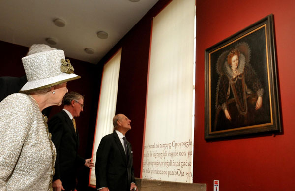 Queen Elizabeth and Prince Philip (R) view a portrait of Queen Elizabeth I at Trinity College Dublin May 17, 2011. [Photo/Agencies] 