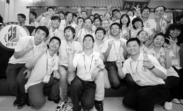 Migrant workers studying for a degree from Peking University celebrate at the launch ceremony in Guangzhou on Sunday.