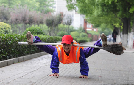 Zhang Xiufang performs broom acrobatics in Nanjing, Jiangsu Province on Tuesday. 