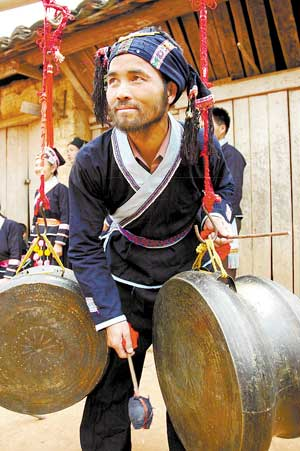 The bronze drum dance of the Yao ethnic group.[Photo/China Daily]