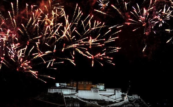 Fireworks light up the sky above the Potala Palace in Lhasa to celebrate the 60th anniversary of the peaceful liberation of Tibet on July 19, 2011. [Photo/Xinhua]