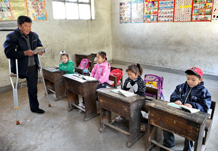 Despite his disability, Zang Jinlong is the only teacher of a preschool class at a remote village in northern Hebei Province, more than 50 kilometers from the nearest county. 