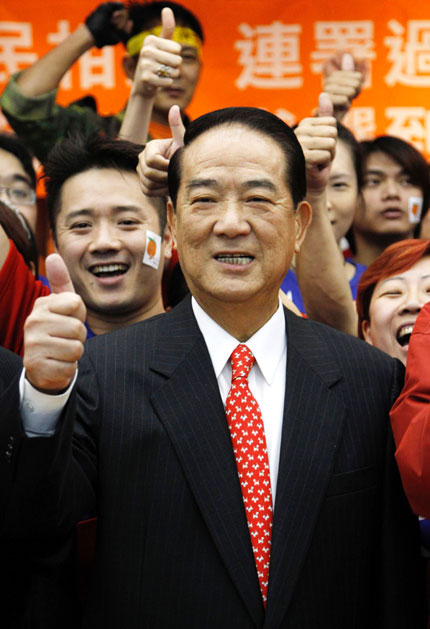 People First Party Chairman James Soong gives a thumbs-up as he announces his candidacy for Taiwan's leader in Taipei yesterday. Soong collected 355,589 signatures from voters, more than the required 250,000, to support his bid to run in the January election.