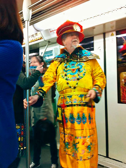 A picture posted on a microblog shows William Lefeuvre, a Canadian teacher at the University of Shanghai for Science and Technology, in period costume on the Metro.