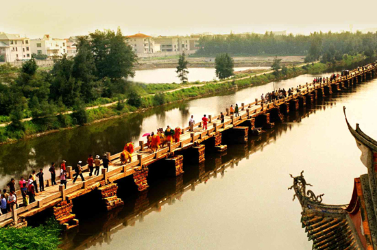 Anping Bridge spans the bay between Anhai County and Shuitou County, Fujian Province, and is the largest ancient stone beam bridge in China.