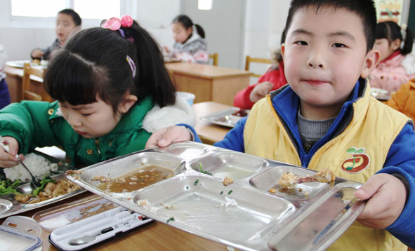 A boy shows his empty food tray during a food waste awareness campaign at Suzhou Shan Geng Shi Yan elementary school, Suzhou city, Jiangsu province on Feb 26, 2013. The school launched the program at the start of the new semester to cut waste.[Photo/Asianewsphoto] 