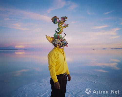 Walking Man, by Enrique Ramirez is on display in Shanghai. [Photo/Artron.net]