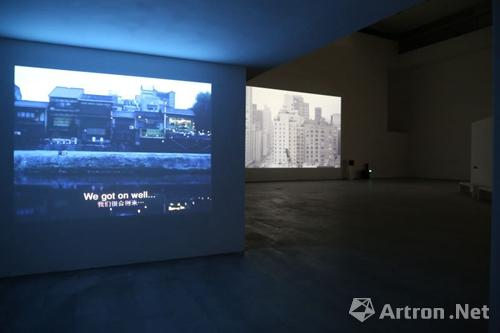 A scene from the exhibition Welcome to My Life captures moving images from the collection of Isabelle and Jean-Conrad Lemaître. [Photo/Artron.net]