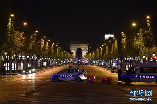 Paris's Champs Elysees is closed by the police on April 20 after a terror suspect gunned down a police officer and wounded two others. Photo/Xinhua] 