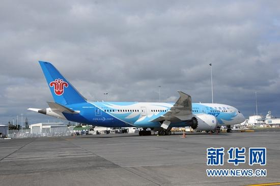 A Boeing 787 passenger plane of China Southern Airlines lands at the Oakland Airport, New Zealand, on December 10, 2015. [File photo/Xinhua]