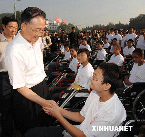 9月1日，正在四川地震災(zāi)區(qū)考察的中共中央政治局常委、國(guó)務(wù)院總理溫家寶來到設(shè)在四川長(zhǎng)虹集團(tuán)培訓(xùn)中心的北川中學(xué)臨時(shí)學(xué)校，參加正在這里舉行的秋季開學(xué)典禮。