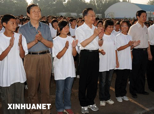  9月1日，正在四川地震災區考察的中共中央政治局常委、國務院總理溫家寶來到設在四川長虹集團培訓中心的北川中學臨時學校，參加正在這裡舉行的秋季開學典禮。