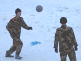 实拍：战士们的雪中足球