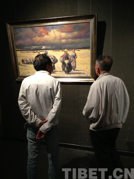 老父亲与儿子一同驻足观看画展，彼此交流。