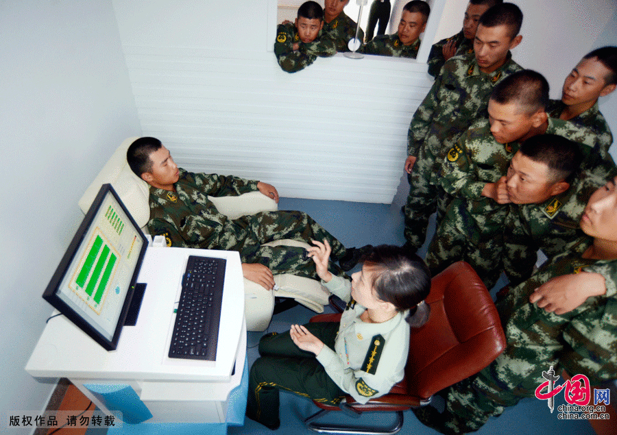 武警江蘇總隊一支隊新兵營的新兵在心理治療室做沙盤遊戲