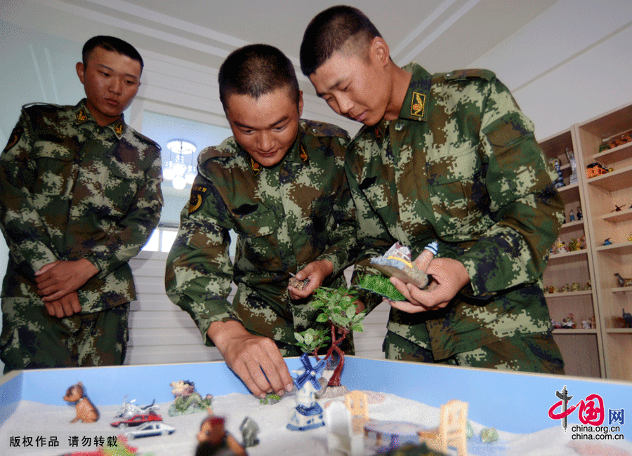 武警江苏总队一支队新兵营的新兵在心理治疗室做沙盘游戏