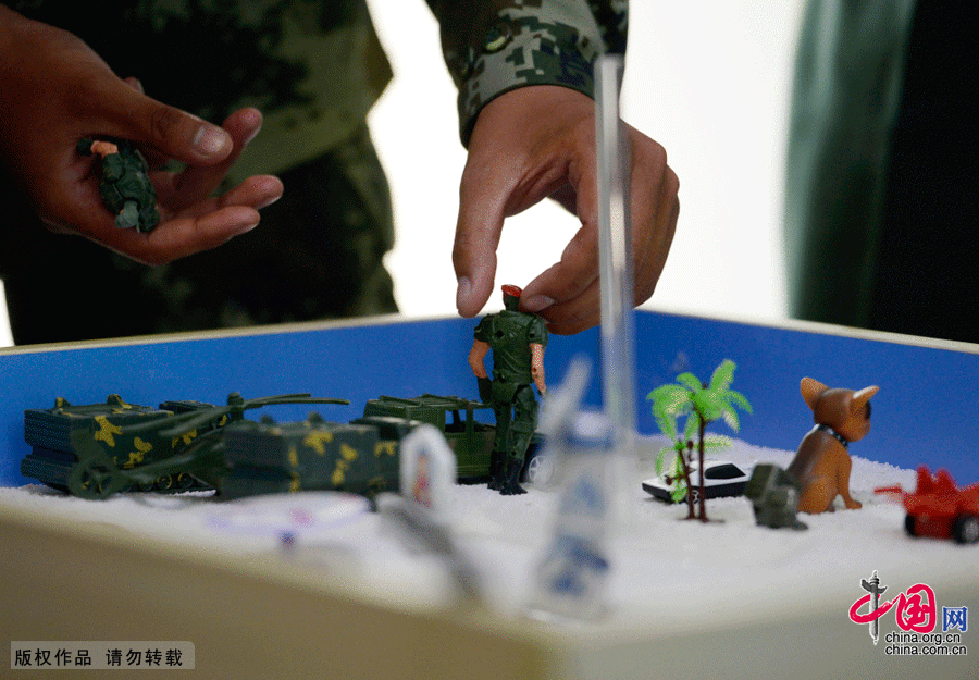 武警江苏总队一支队新兵营的新兵在心理治疗室做沙盘游戏