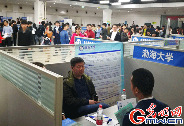 重慶大學舉行春季雙選會 200余企事業單位供6500個崗位