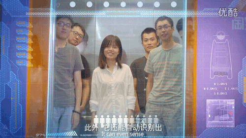 外媒：中国人开始用智能机器人送快递了