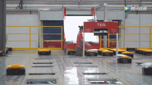 外媒：中国人开始用智能机器人送快递了