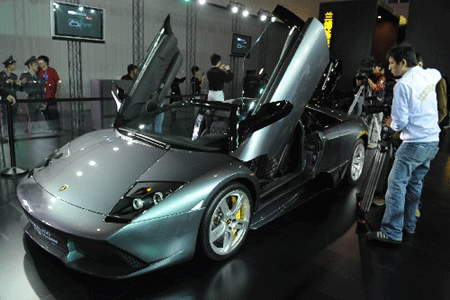 Deux caméramans de la télévision filment lundi le roadster italien LP 640.