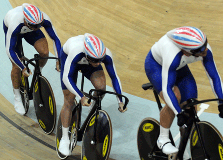 La Grande-Bretagne (43 sec 128) a battu la France (43 sec 651) vendredi pour gagner la médaille d'or en finale de vitesse par équipes messieurs lors des Jeux olympiques de Beijing.