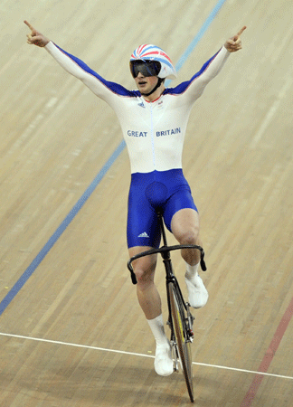 La Grande-Bretagne (43 sec 128) a battu la France (43 sec 651) vendredi pour gagner la médaille d'or en finale de vitesse par équipes messieurs lors des Jeux olympiques de Beijing.