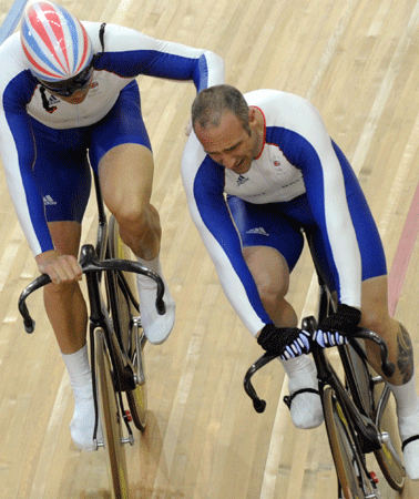 La Grande-Bretagne (43 sec 128) a battu la France (43 sec 651) vendredi pour gagner la médaille d'or en finale de vitesse par équipes messieurs lors des Jeux olympiques de Beijing.