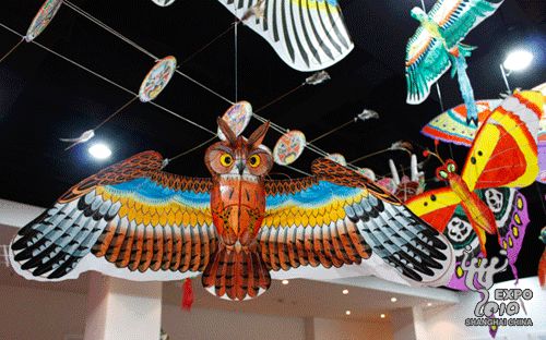 Le pavillon de la Colombie a pris des allures festives mercredi grâce à 60 cerfs-volants colorés virevoltants dans son hall.