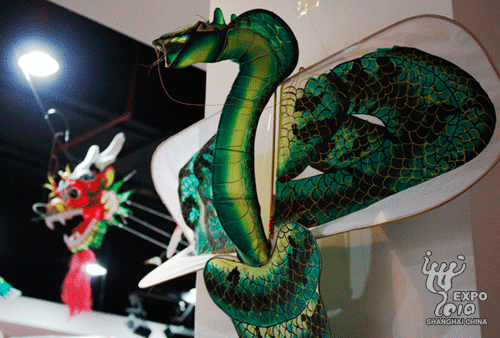 Le pavillon de la Colombie a pris des allures festives mercredi grâce à 60 cerfs-volants colorés virevoltants dans son hall.