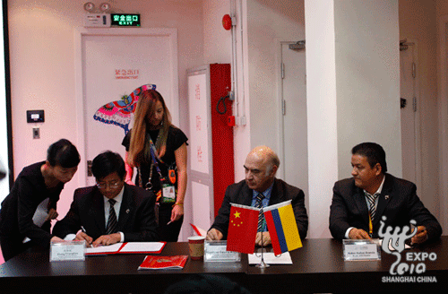 Des officiels chinois et colombiens signent un accord de coopération sur les festivals de cerfs-volants.