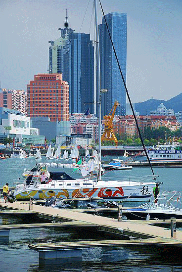 Am vergangenen Sonntag fand das Qingdaoer Meeresfestival statt. Gleichzeitig wurde das Olympische Segelzentrum wieder er?ffnet und eine Schenkungszeremonie veranstaltet.
