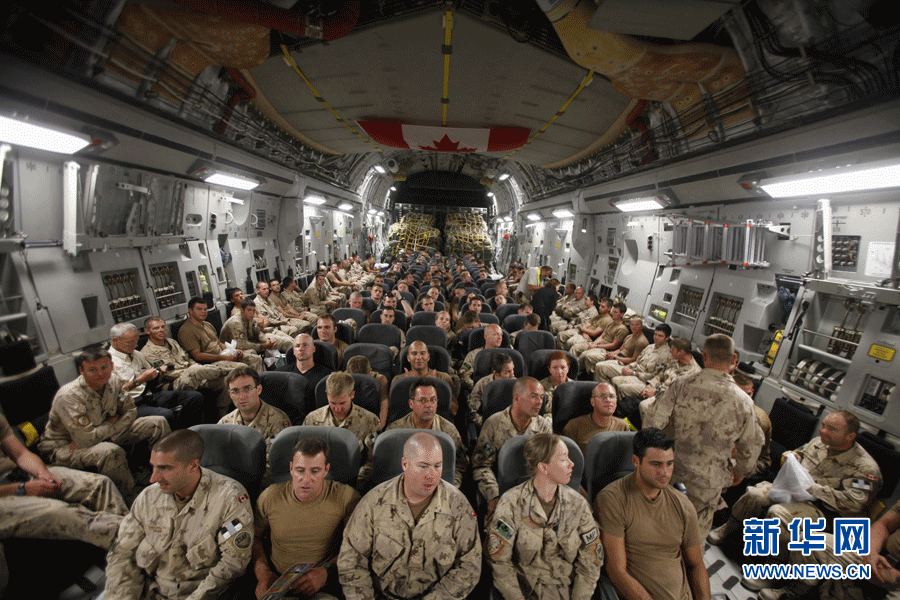 30 июня на авиабазе Кандагара в Афганистане канадские солдаты сидят в военно-транспортном самолете C-17, собираясь вернуться домой.