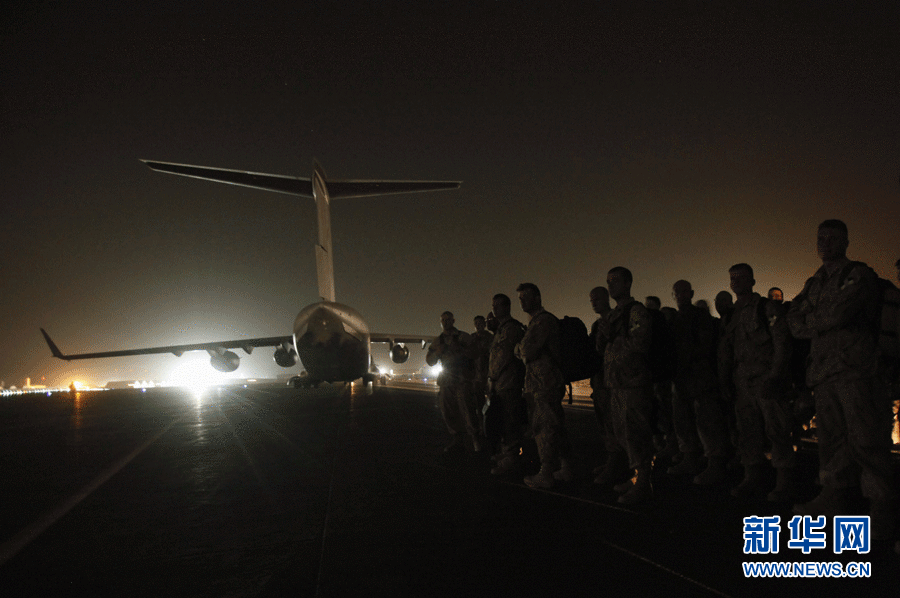 30 июня на авиабазе афганского Кандагара канадские солдаты стоят в очереди на погрузку в самолет.