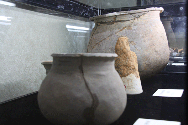 Найденный на раскопках в г. Интань глиняный кувшин времен династии Шан